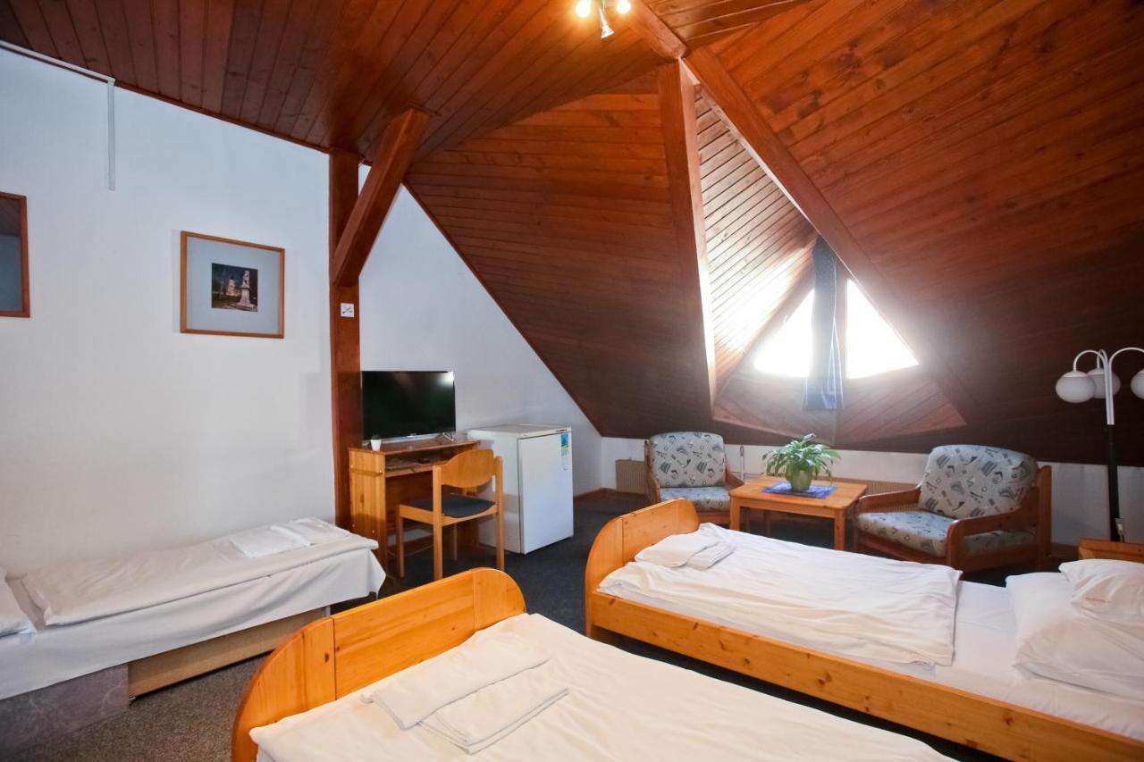 Lenau Haz Bed & Breakfast Печ Екстериор снимка